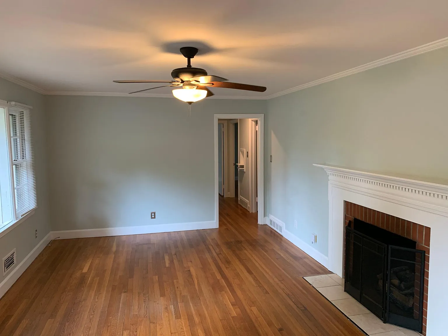 3 bed, 1.5 bath, 1118 sqft, $2,000 — Photo 4