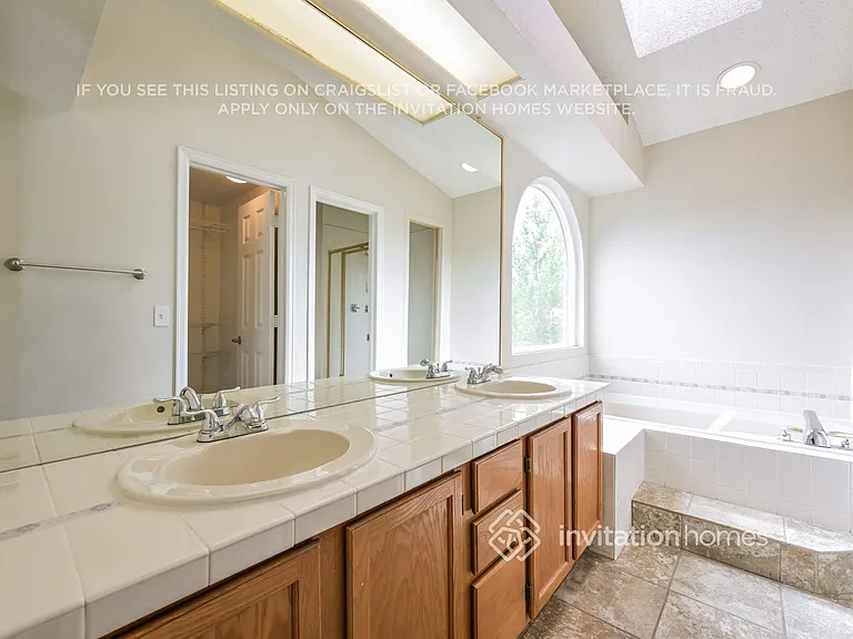 1572 Beacon Hill Dr — Photo 15