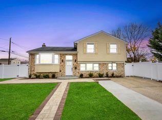 14 Palermo St, Hicksville, NY 11801