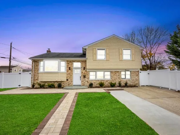 14 Palermo Street, Hicksville, NY 11801