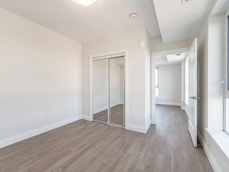 460 Columbia St W — Photo 118