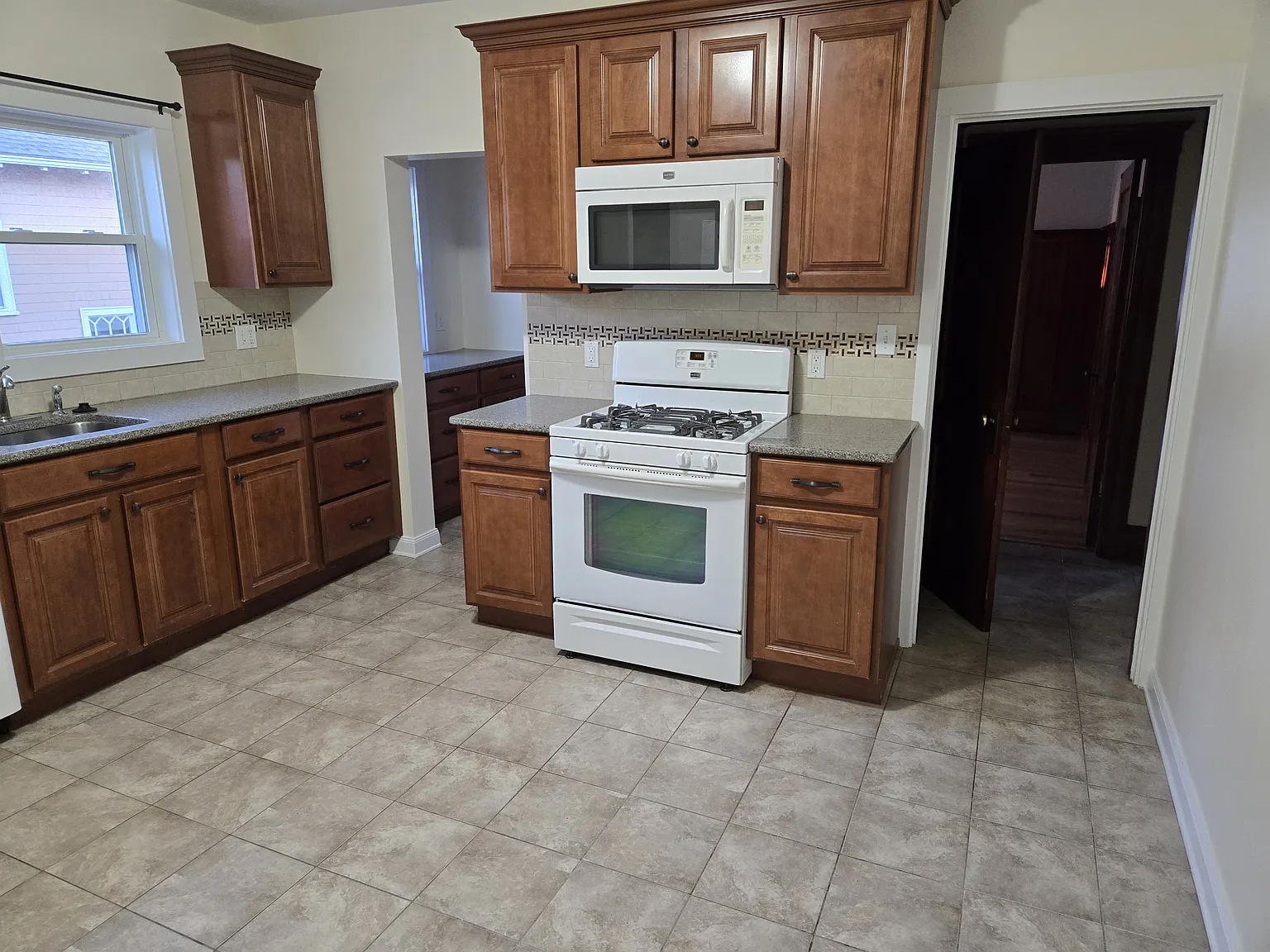 4 bed, 2200 sqft, $4,600 — Photo 3