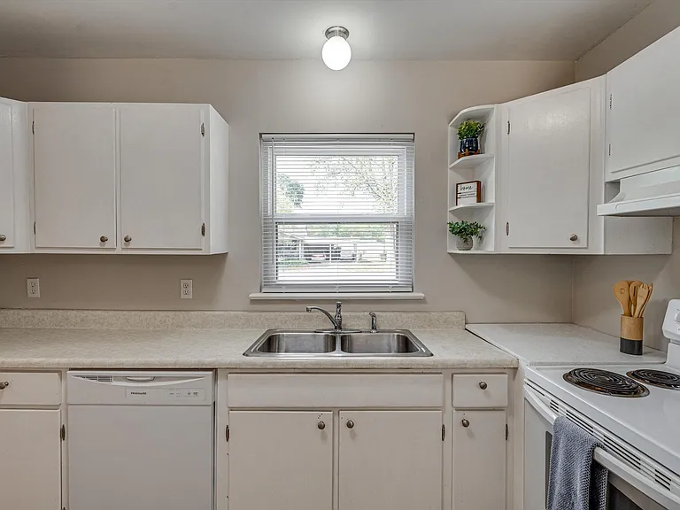 3810 Memphis Dr — Photo 8