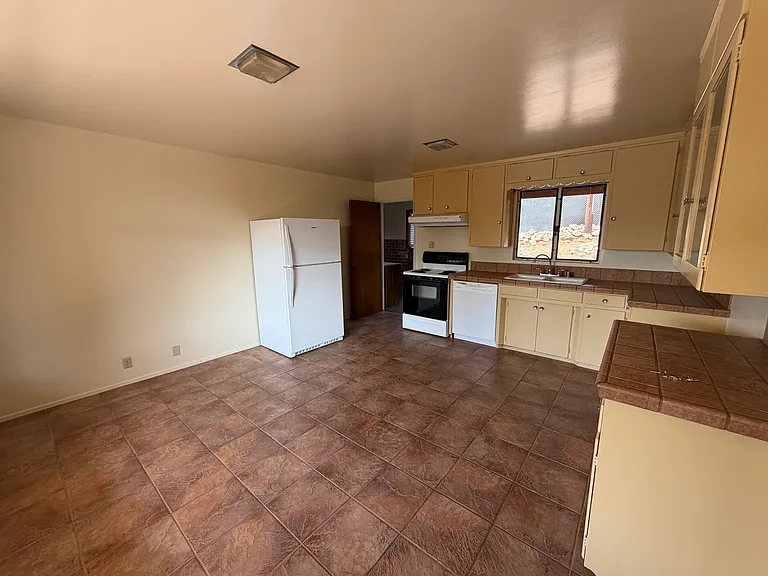 Eucalyptus Hills Dr — Photo 8