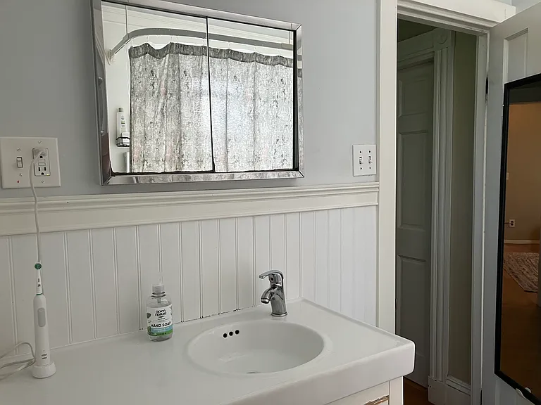 Bathroom sink