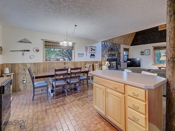 3rd image of 7 Meadow Ln