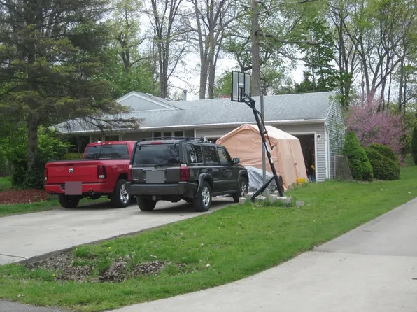 1269 Delta Rd, Walled Lake, MI 48390