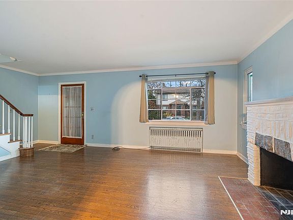 3rd image of 15 Edgewater Rd