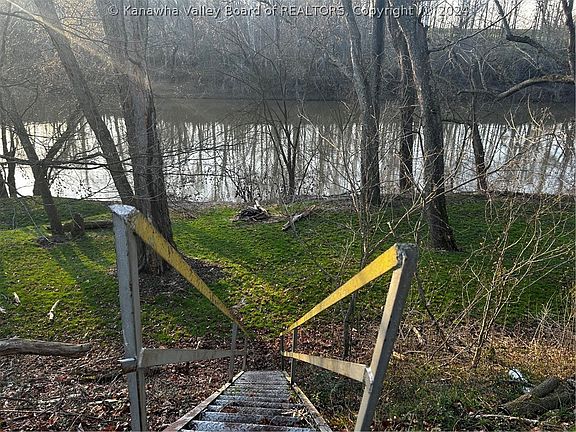 5th image of 285 Holly Dr