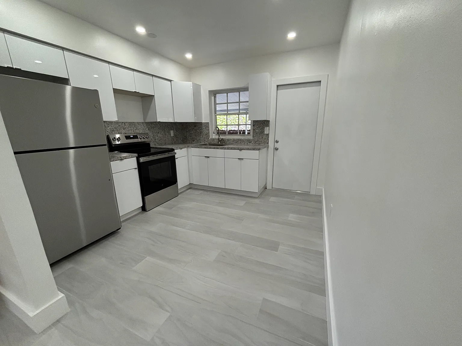 2 bed, 800 sqft, $2,600 — Photo 1