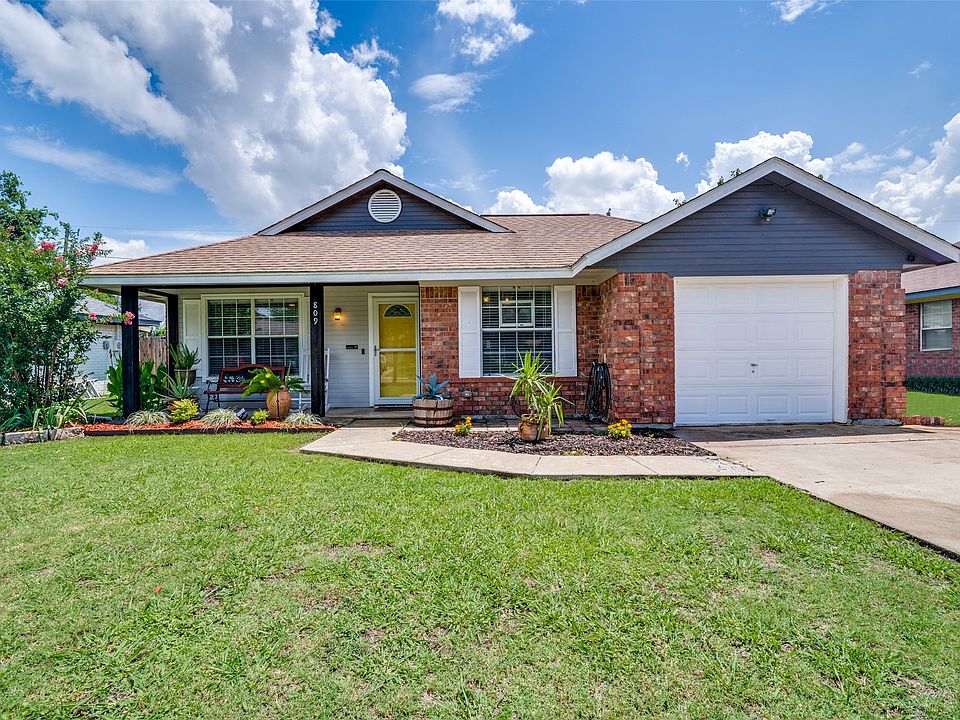 1st image of 809 Brookhaven Dr