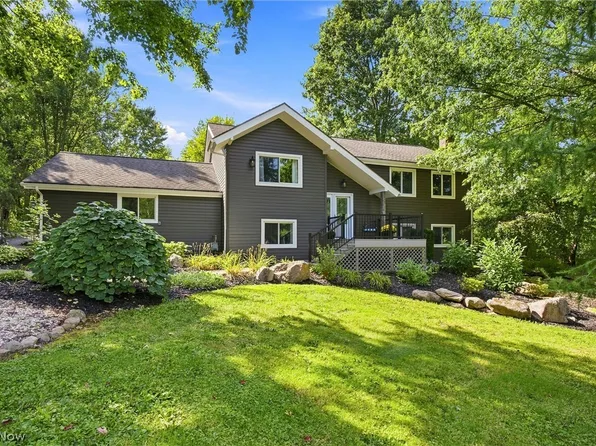 11089 Carriage Hill Dr, Chagrin Falls, OH 44023
