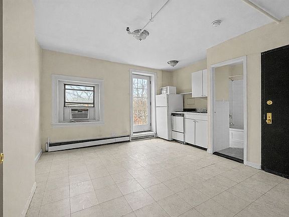 5th image of 135 Saint James Pl