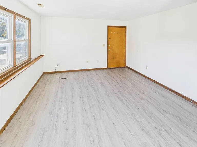415 E Mill St — Photo 2