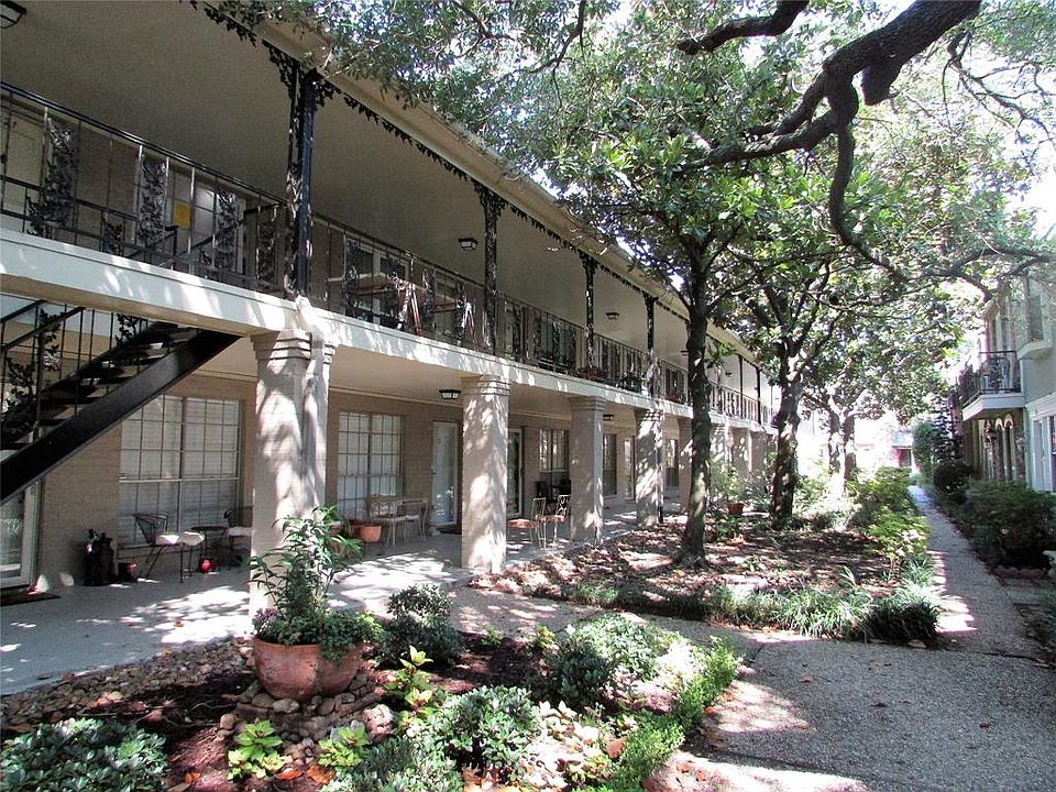 11550 Chimney Rock #314 is a lovingly updated flat located in the highly desired Orleans building at Westbury Square Townhomes.