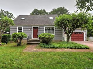 32 Robinwood Rd, Trumbull, CT 06611