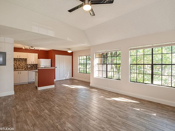5th image of 385 Woodside Dr Unit 208