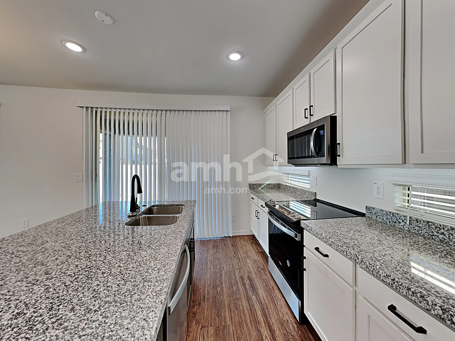 3 bed, 2.5 bath, 2050 sqft, $2,410 — Photo 4