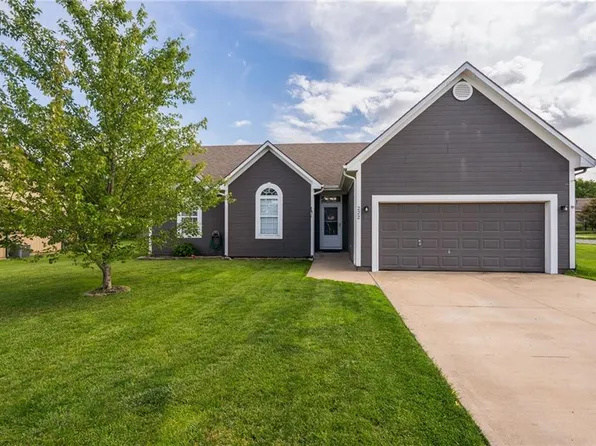 222 Prairie Ln, Wellsville, KS 66092