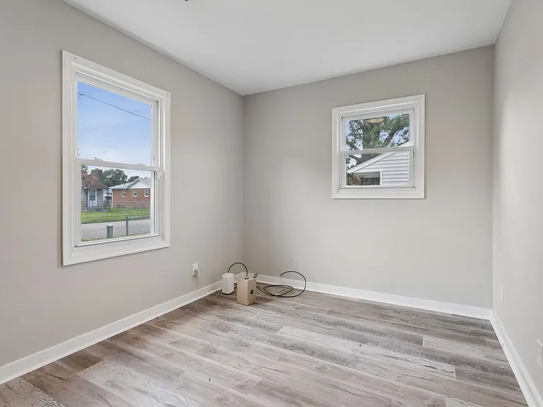 209 Woodstock St — Photo 10
