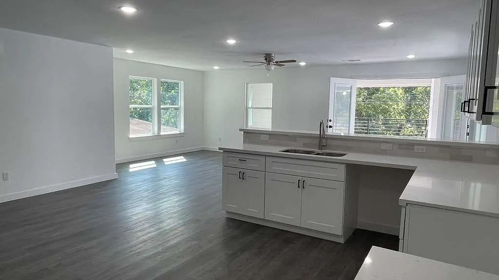 3 bed, 2.5 bath, 1900 sqft, $1,750 — Photo 2