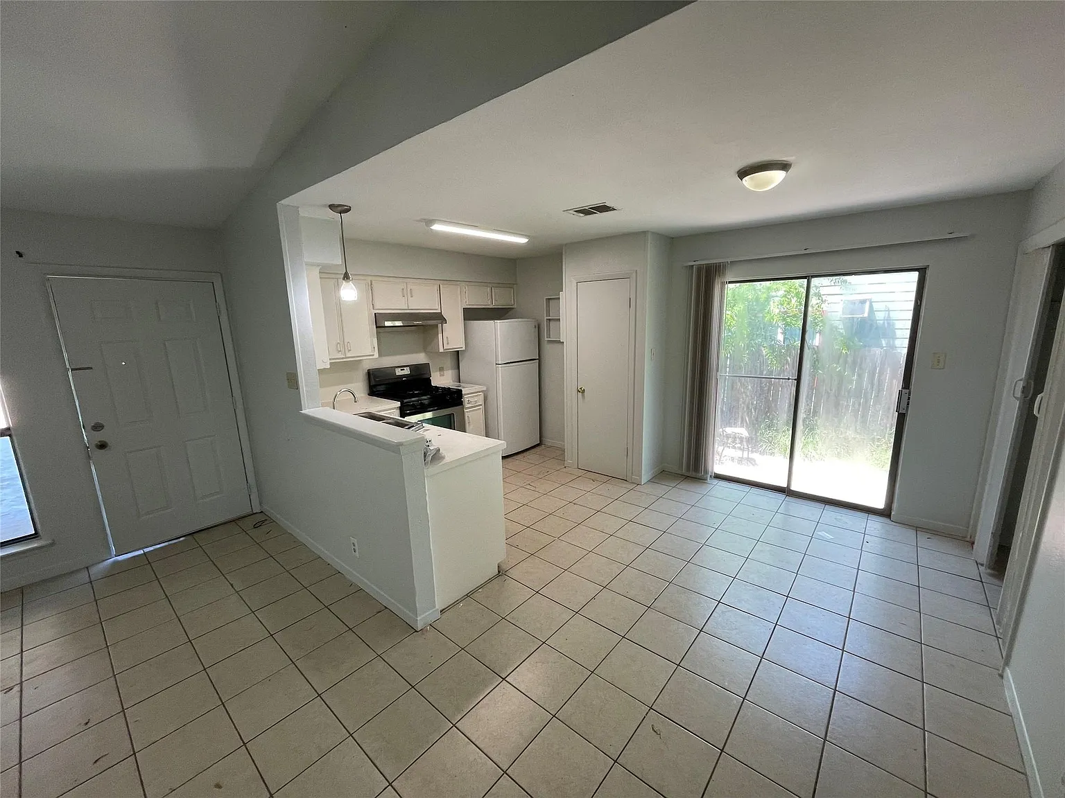 2 bed, 1.0 bath, 770 sqft, $1,295 — Photo 4