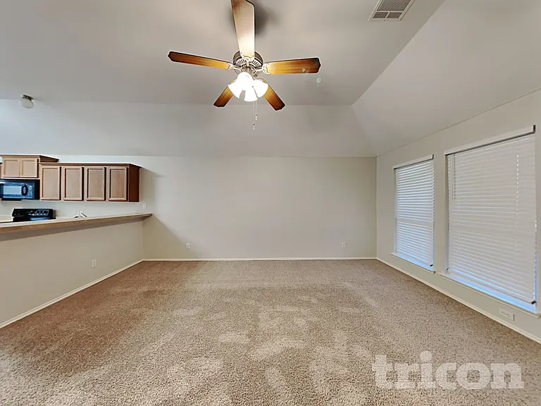 1615 Hillside Dr — Photo 4