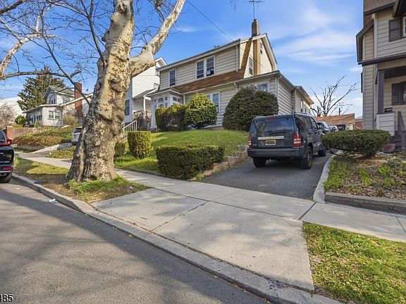 2nd image of 819-821 Lyons Ave