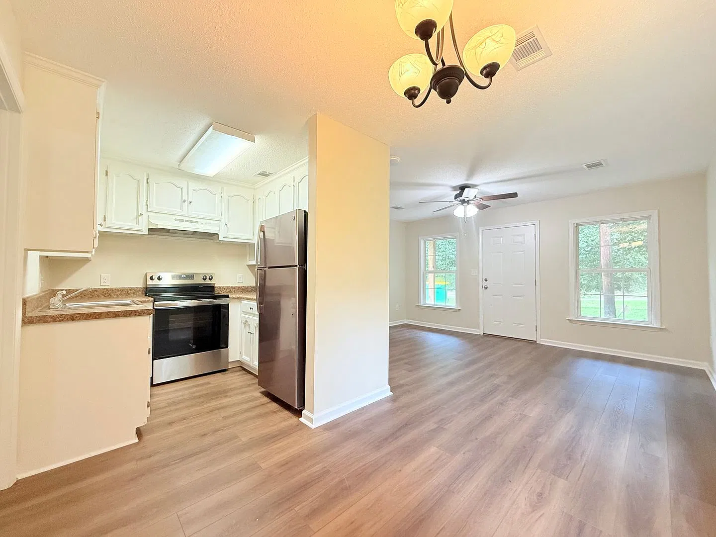 Cute 1 Bed 1 Bath Home Available! Call to Schedule a Tour Today! — Photo 4