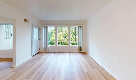 3rd image of 1980 Sacramento St APT 301