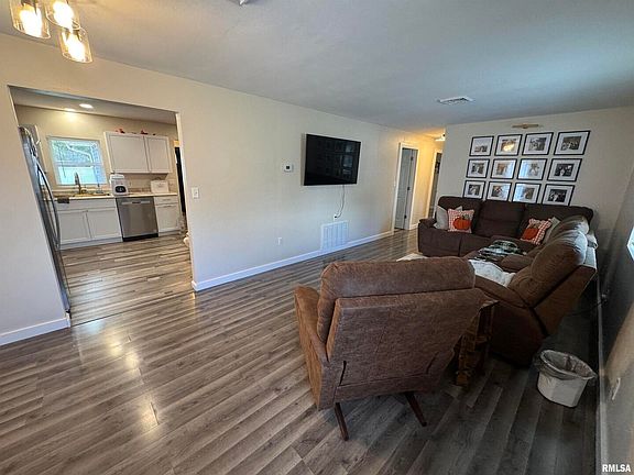 3rd image of 801 W 5th St