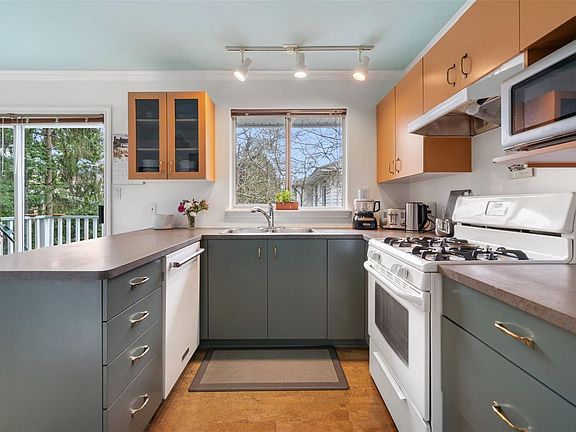 4th image of 890 Admirals Rd #4