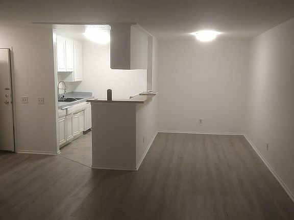 5th image of 10836 Kling St #103