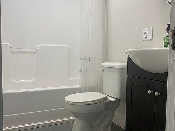 Master/central Bathroom