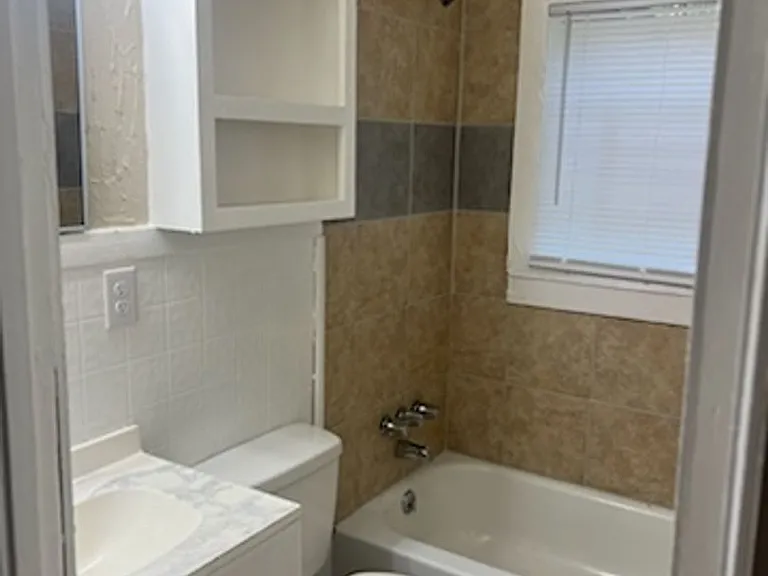824 Combs St — Photo 4