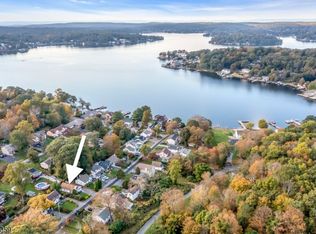 7 Cove Rd, Mount Arlington, NJ 07856