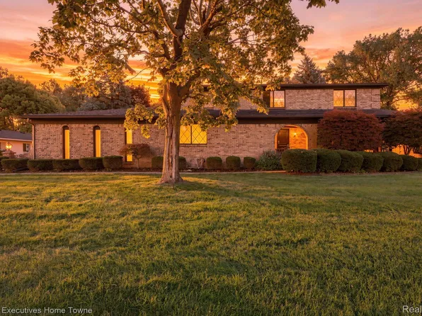 38670 Santa Barbara St, Clinton Township, MI 48036