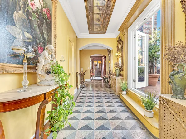 444 East 52nd Street image 10 of 24