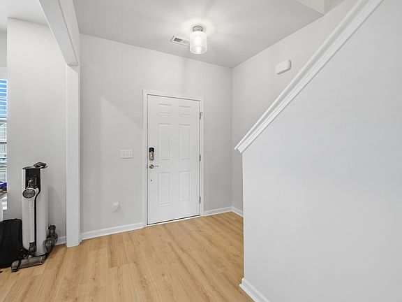 5th image of 472 Norman Way
