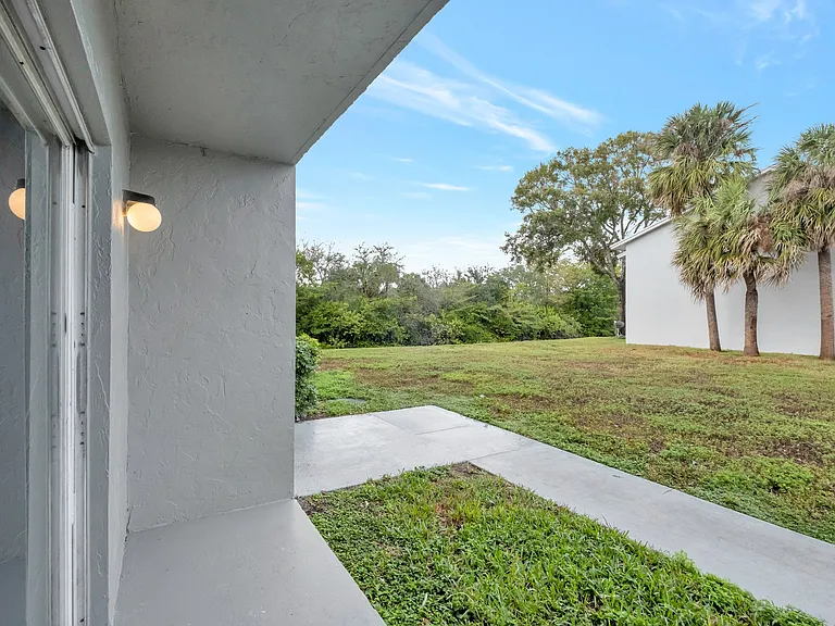 1153 Lake Victoria Dr #I — Photo 2