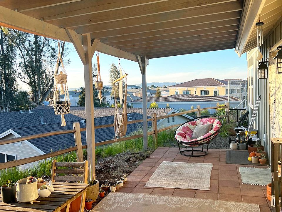 Side/front covered patio.