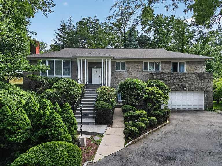 1341 Pelhamdale Ave — Photo 2