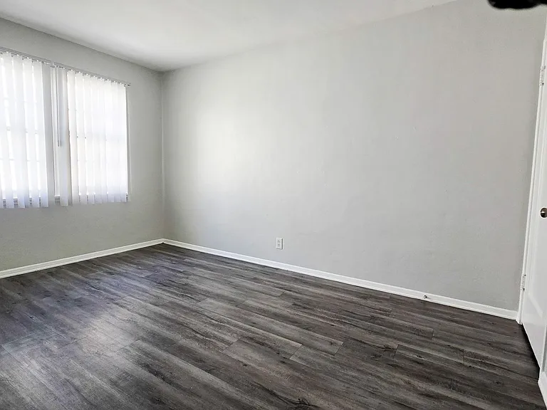 605 Kelton Ave — Photo 11