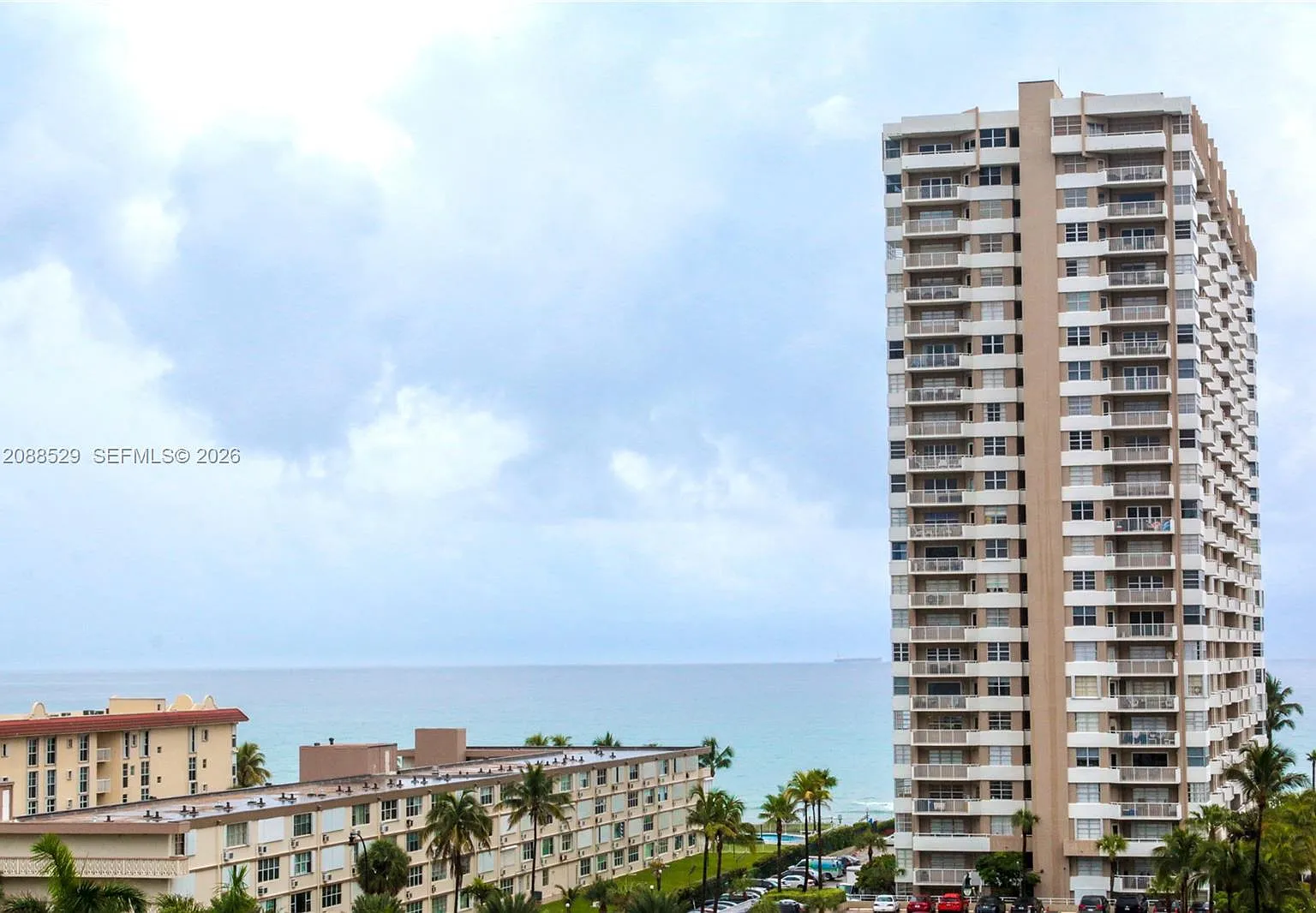 Hemispheres Condo — Photo 2