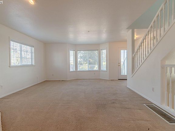 5th image of 2776 E McLoughlin Blvd