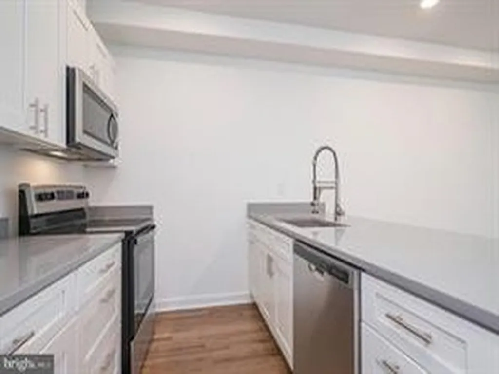 4 bed, $2,500 — Photo 2