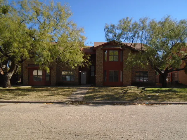909 Bruce Way — Photo 2