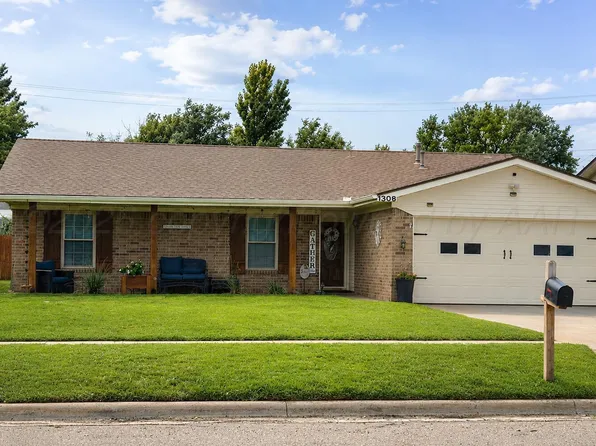 1308 Mills Ave, Dumas, TX 79029