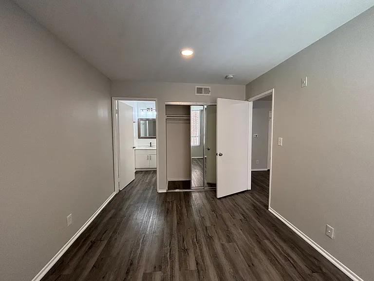 314 South Manhattan Place — Photo 8
