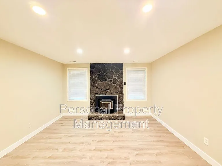 9411 NE Pinecreek St — Photo 3